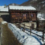 Rascard d'Antan a Chamois, sulla destra un grenier - Foto di Gian Mario Navillod.