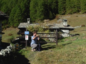 André Navillod a Les Droles lungo l'Altavia1 (Ayas) - Foto di Gian Mario Navillod.