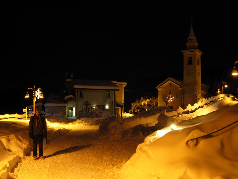 La piazza principale di Chamois di notte sotto la neve - Foto di Gian Mario Navillod.