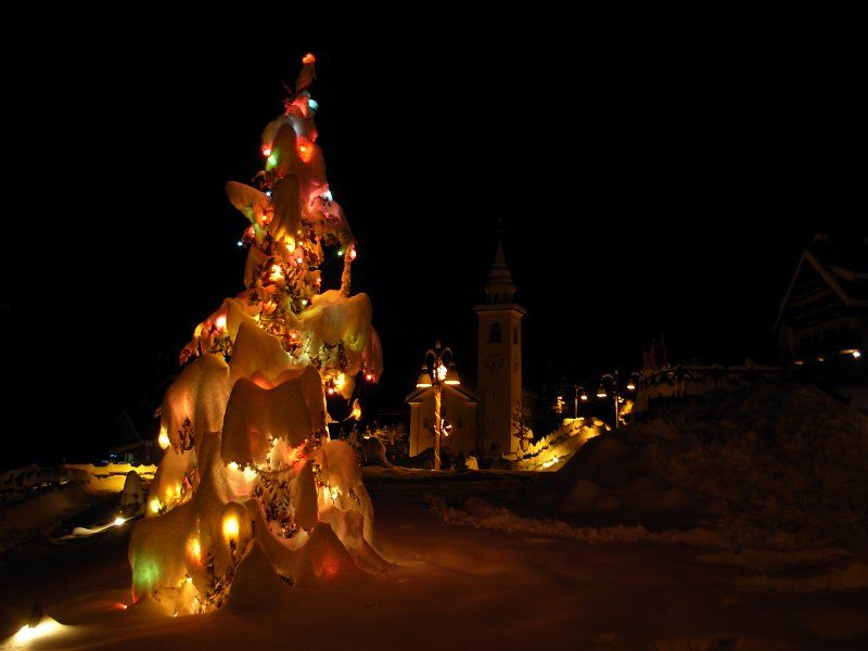 Albero di Natale e chiesa di Chamois - Foto di Gian Mario Navillod.