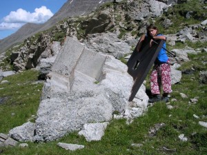 Resti di fortificazioni nei pressi del Rifugio Elisabetta – Foto di Gian Mario Navillod.