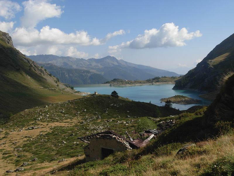 Lago e cappella di Cignana – Foto di Gian Mario Navillod.