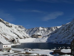 Colle e Ospizio del Gran San Bernardo in inverno – Foto di Gian Mario Navillod.