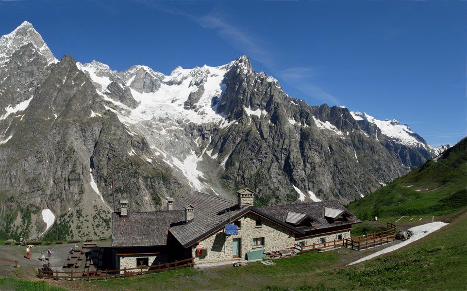 Il Rifugio Bonatti e il massiccio del Monte Bianco - Foto di Gian Mario Navillod.