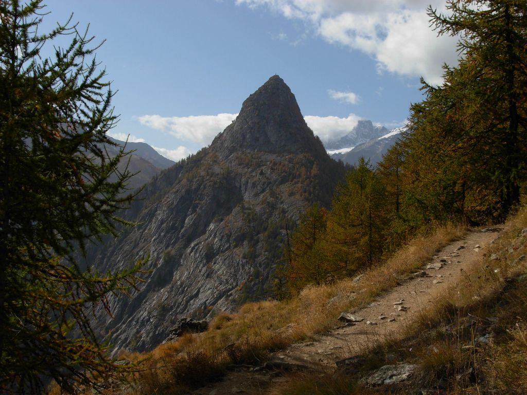 Mont Chetif dal sentiero per Il Rifugio Bertone di Courmayeur - Foto di Gian Mario Navillod.