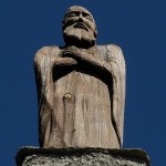 Statua lignea sul tetto dell'Eremo di Saint-Evence - Foto di Gian Mario Navillod.