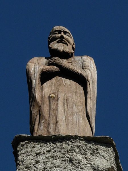 Statua lignea sul tetto dell'Eremo di Saint-Evence - Foto di Gian Mario Navillod.