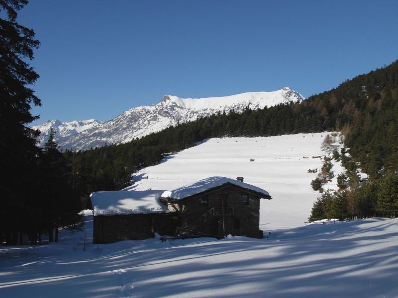 Il Centro Ecosostenibile di Lavesé sotto la neve con la cima Longhede sullo sfondo - Foto di Gian Mario Navillod.