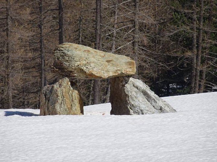 Il dolmen del Rifugio Magià di Nus - Foto di Gian Mario Navillod.