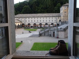La finestra del pellegrino al Santuario di Oropa – Foto di Gian Mario Navillod.