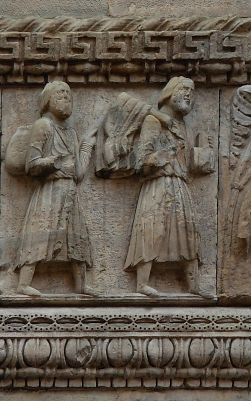 Duomo di San Donnino a Fidenza, particolare del corteo di Carlo Magno: il personaggio virile che ricorda il logo della Via Francigena – Foto di Gian Mario Navillod.